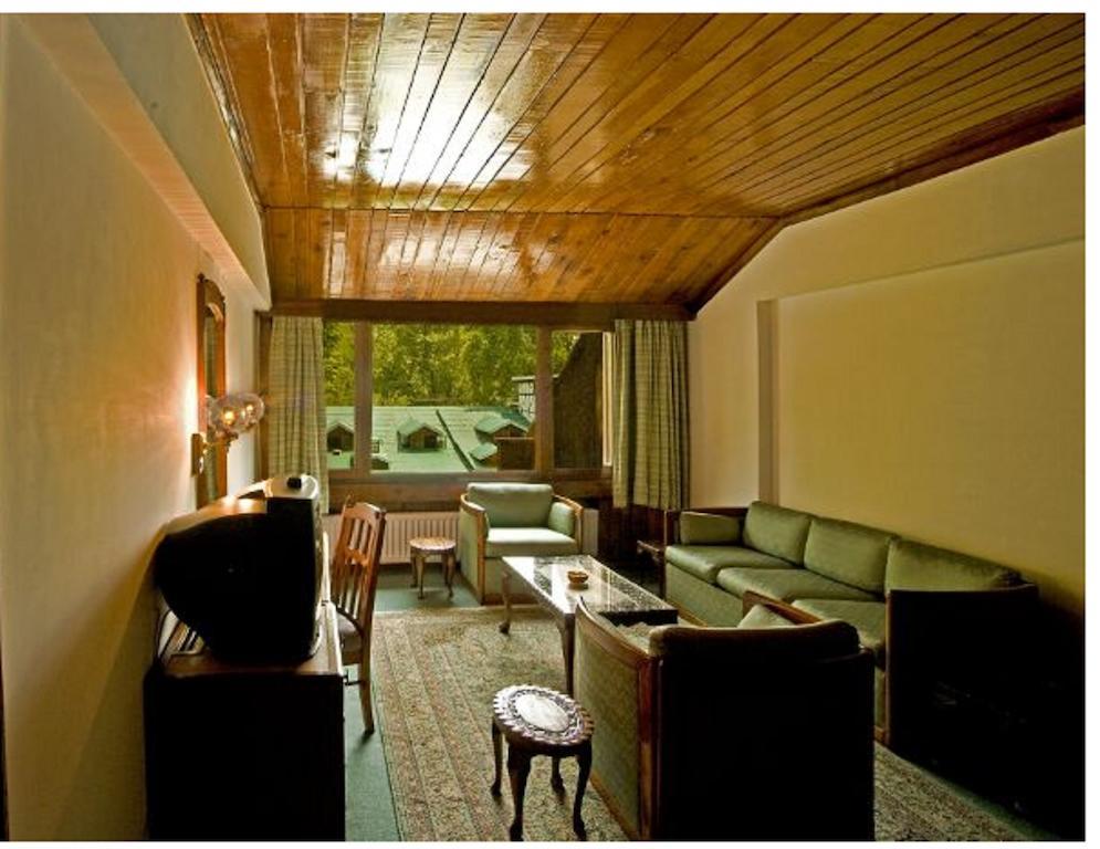 Hotel Broadway Srīnagar Kamer foto