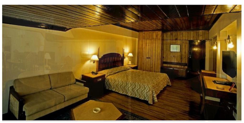 Hotel Broadway Srīnagar Kamer foto