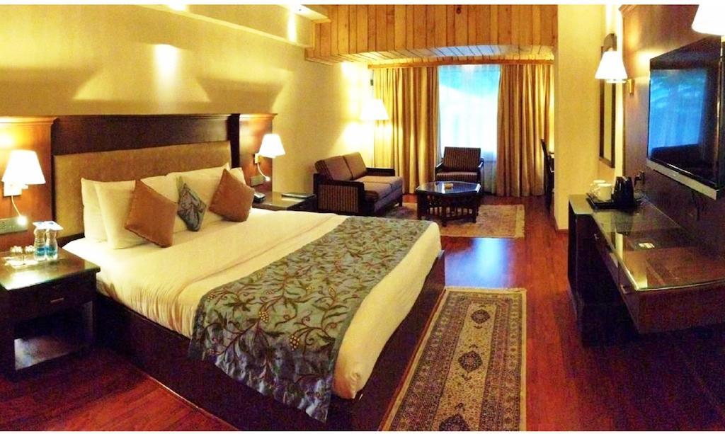 Hotel Broadway Srīnagar Kamer foto