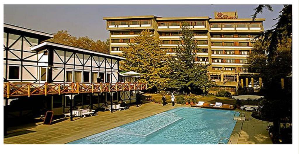 Hotel Broadway Srīnagar Buitenkant foto