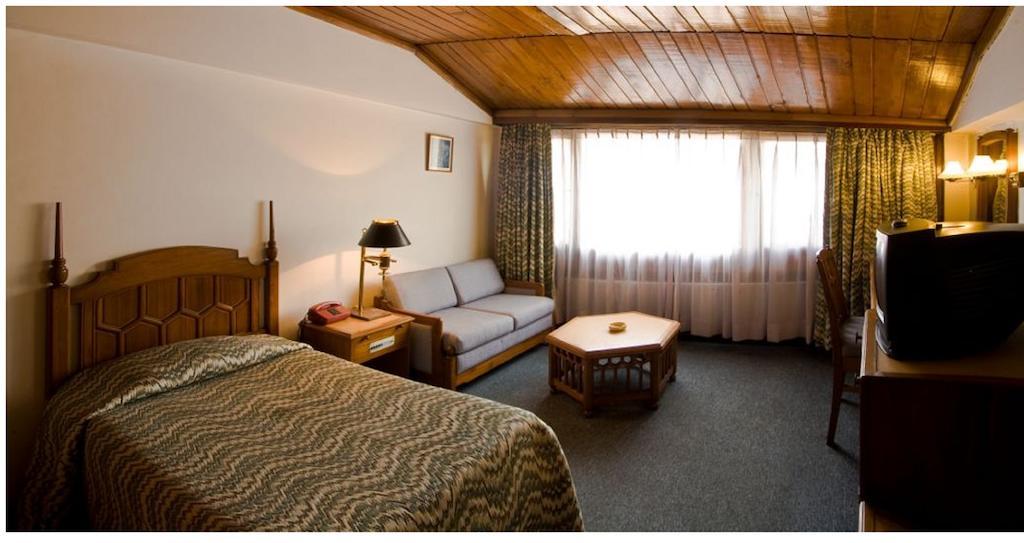 Hotel Broadway Srīnagar Buitenkant foto